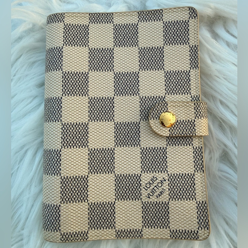 LOUIE VUITTON Small Ring Agenda Cover (Pocket size paper)
Damier Azur Canvas - Picture 2 of 13